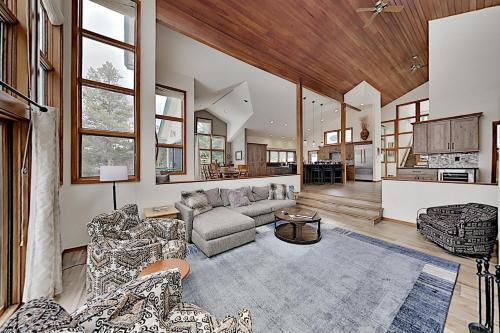 Keystone Ranch With Hot Tub, Sauna & Chef's Kitchen Home