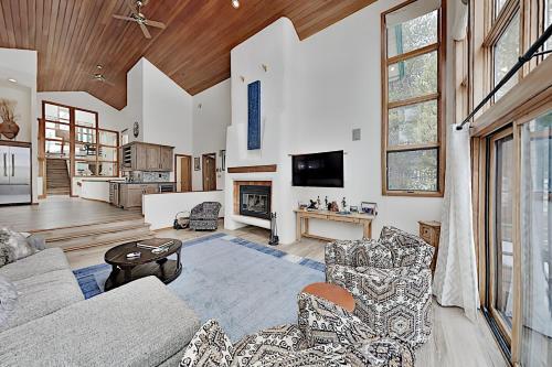 Keystone Ranch With Hot Tub, Sauna & Chef's Kitchen Home