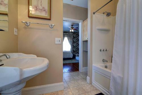 Governor's Mansion - Downtown Beautiful Space, Pool Table, Pets Welcome!