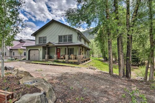 Riverfront House With Fire Pit, Deck And Bbq!