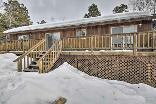 Rustic Home With Deck, Near Fishing And Downtown!