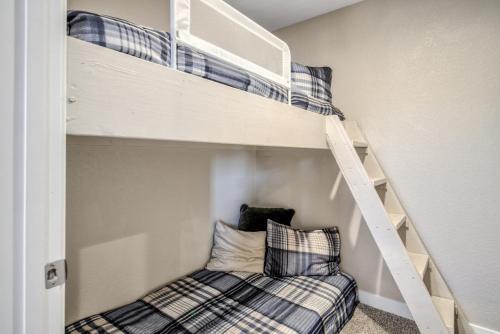 2br Mountain Dream Suite, Lake Views