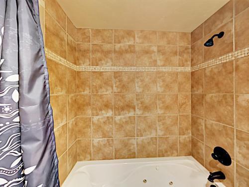 New Listing! Mountain Haven On Ski Shuttle Route Townhouse