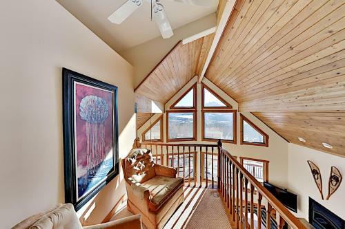 Hillside Retreat - Stunning Lake & Mountain Views Home