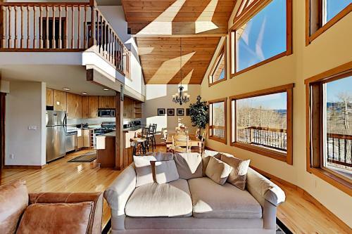 Hillside Retreat - Stunning Lake & Mountain Views Home