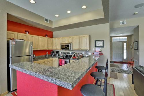 Modern Silverthorne Townhome With Hot Tub And Mtn Views