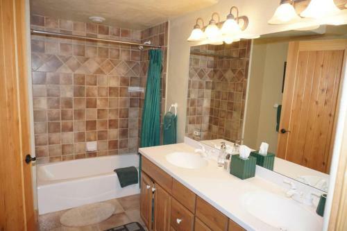 24 Little Ln (203048-9004) Home