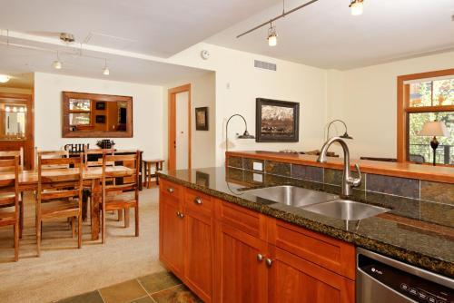 Apartamento 90 Carriage Way #3312 (203160-9297) Condo