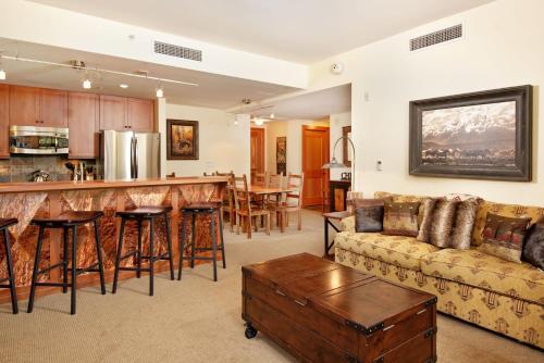 Apartamento 90 Carriage Way #3312 (203160-9297) Condo