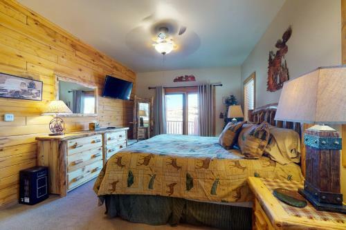 Diamond J's Riverside Retreat