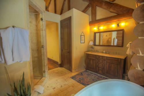 Prospect Falls Getaway - Effervescent Paradise Townhome