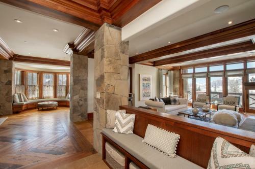 Lorian 4 - Luxurious Ski-in Ski-out Forest Condo