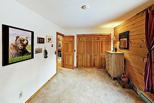New Listing! Lovely Log Mountain Home With Fireplace Home