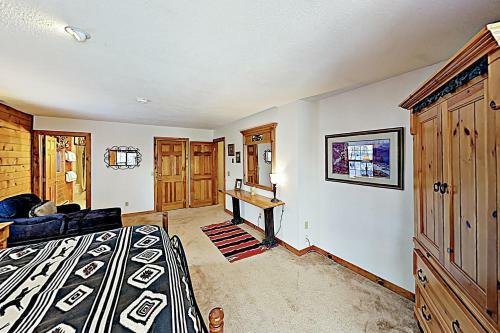 New Listing! Lovely Log Mountain Home With Fireplace Home