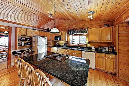 New Listing! Lovely Log Mountain Home With Fireplace Home