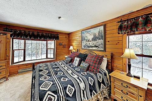 New Listing! Lovely Log Mountain Home With Fireplace Home