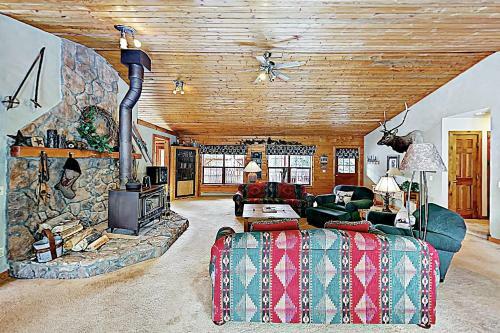 New Listing! Lovely Log Mountain Home With Fireplace Home