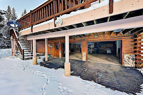 New Listing! Lovely Log Mountain Home With Fireplace Home