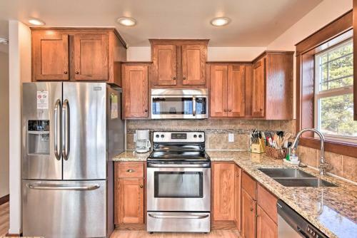 Gorgeous Twin Lakes Home With Deck Overlooking Mtns!