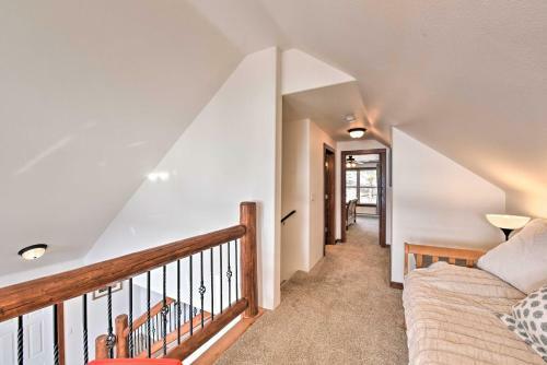 Gorgeous Twin Lakes Home With Deck Overlooking Mtns!