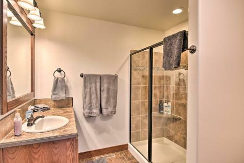 Gorgeous Twin Lakes Home With Deck Overlooking Mtns!