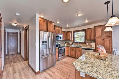 Gorgeous Twin Lakes Home With Deck Overlooking Mtns!