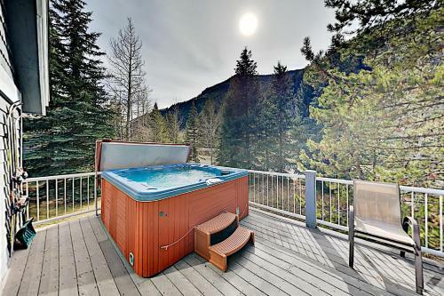 Expansive Mountain Getaway - Balcony & Hot Tub Home