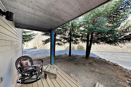 Expansive Mountain Getaway - Balcony & Hot Tub Home