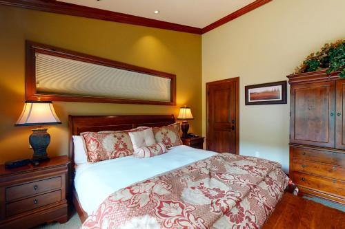Lion Square Lodge South 750