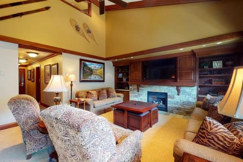 Lion Square Lodge South 750