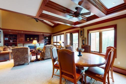 Lion Square Lodge South 750a