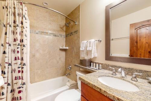 Lion Square Lodge South 556