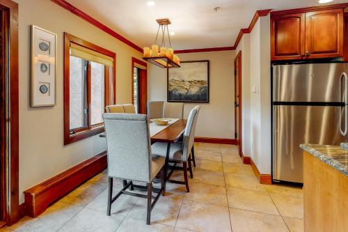 Lion Square Lodge South 450a