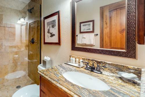 Lion Square Lodge South 450a