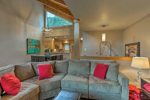 Cozy Vail Townhome With Views Near Shuttle Stop!
