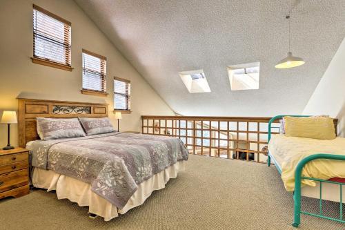 Riverside Townhome With Porch And Mountain Views!