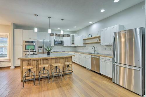Apartamento Parkside Getaway With Fire Pit By Windsor Lake!