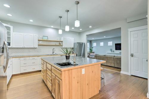 Apartamento Parkside Getaway With Fire Pit By Windsor Lake!