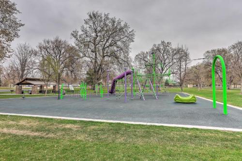 Apartamento Parkside Getaway With Fire Pit By Windsor Lake!