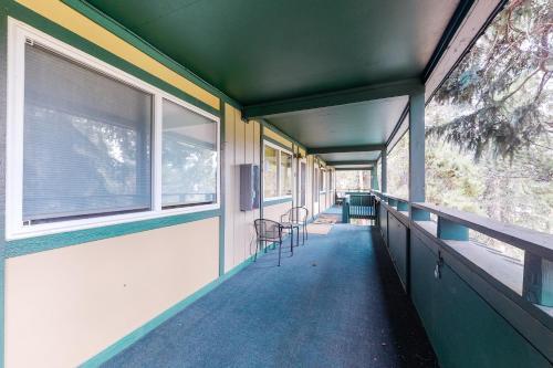 Modern Hi Country Haus Getaway 10-15