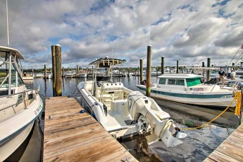 Pawcatuck Riverfront Home With Yard - Mins To Beach!