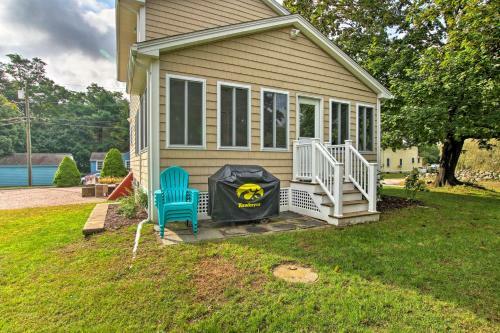 Pawcatuck Riverfront Home With Yard - Mins To Beach!