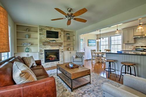 Pawcatuck Riverfront Home With Yard - Mins To Beach!