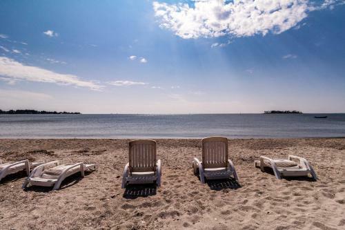 Beachfront Cottage With Porch On Long Island Sound