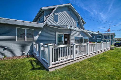 Niantic Getaway With Water Views - Walk To Beach