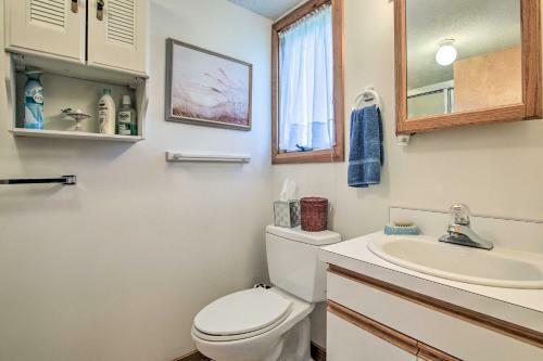 Niantic Getaway With Water Views - Walk To Beach