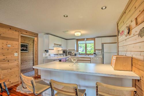 Niantic Getaway With Water Views - Walk To Beach