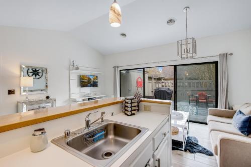 Sea Colony - 3903 Volley