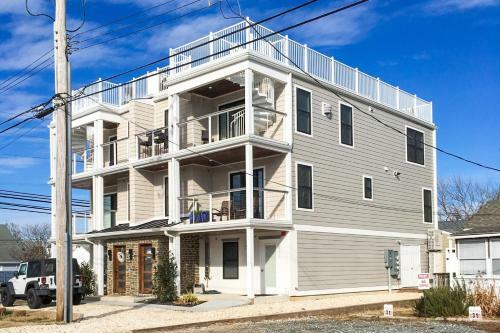 Walk To Beach! Modern Retreat With Rooftop Deck Townhouse
