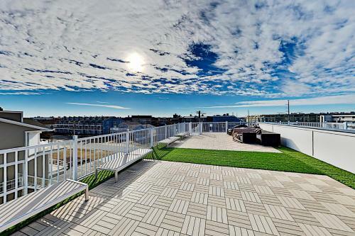 Walk To Beach! Modern Retreat With Rooftop Deck Townhouse